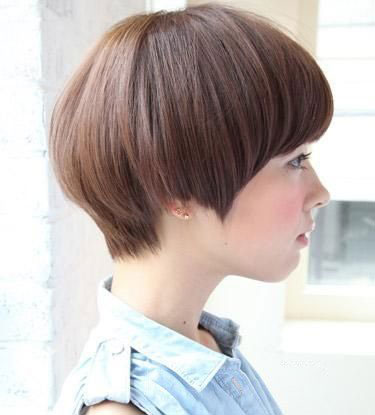 要梳的简单大方,斜刘海内扣蘑菇头发型,将后脑的头发梳成内扣的层次剪