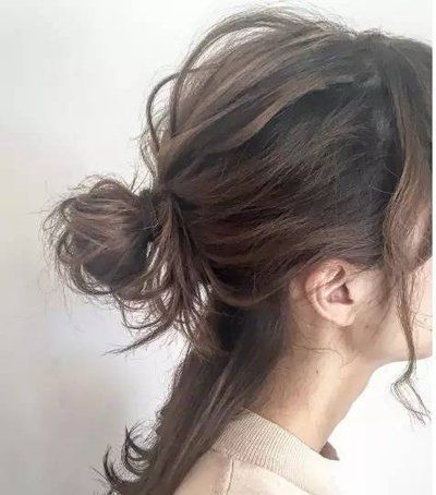 丸子头扎发对头发长度没有太大的要求,这是一款上翘设计的中长发发型