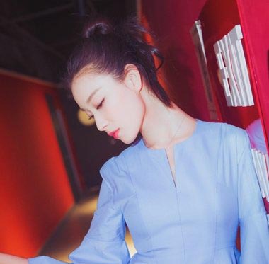 井柏然倪妮甜蜜吻别撒狗粮倪妮减龄丸子头发型