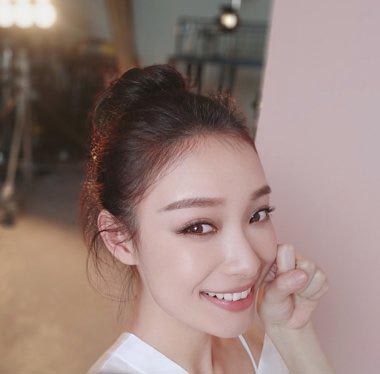 井柏然倪妮甜蜜吻别撒狗粮倪妮减龄丸子头发型