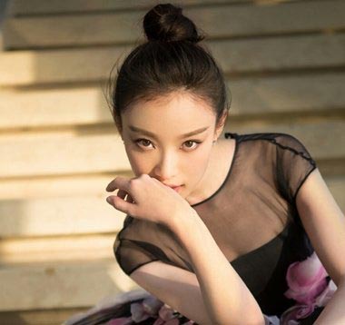 井柏然倪妮甜蜜吻别撒狗粮倪妮减龄丸子头发型