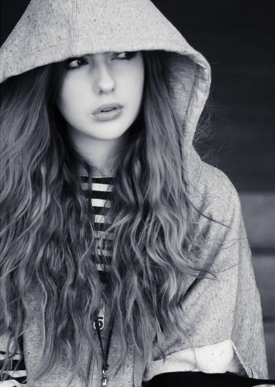 女生有气质长发自然卷发型时尚中分女生卷发发