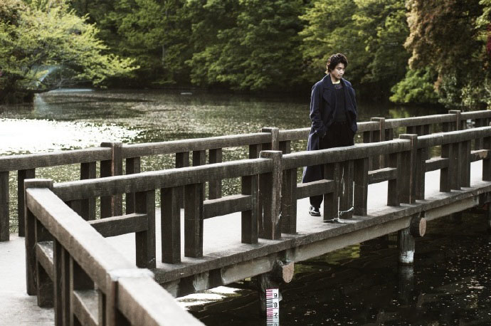 小栗旬街拍图片:随意慵懒成熟范