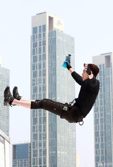 金宇彬拍摄广告帅气半空吊威亚粉丝心疼56