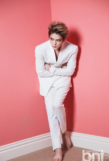 > 韩星金在中邪魅写真 精致侧颜引尖叫 金在中图片(4/5)