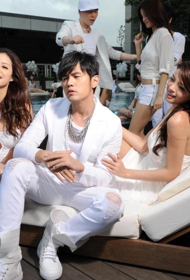 简介:周杰伦超跑女神mv高清写真大片,分享一组周杰伦图片给大家,图中