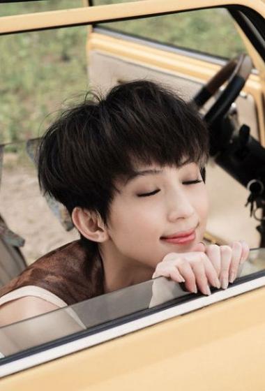 戴佩妮嬉皮风流浪写真复古红唇秀美腿58