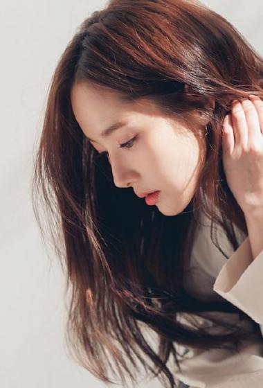 朴敏英知性迷人简约风写真图片16