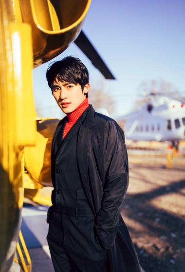 张赫帅气俊朗户外写真图片49