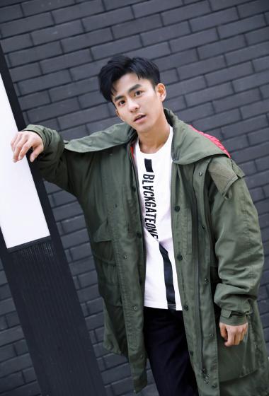 张植绿墨绿风衣帅气街拍图片46