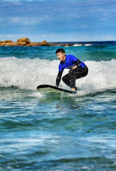 王嘉冲浪高清帅气图片16