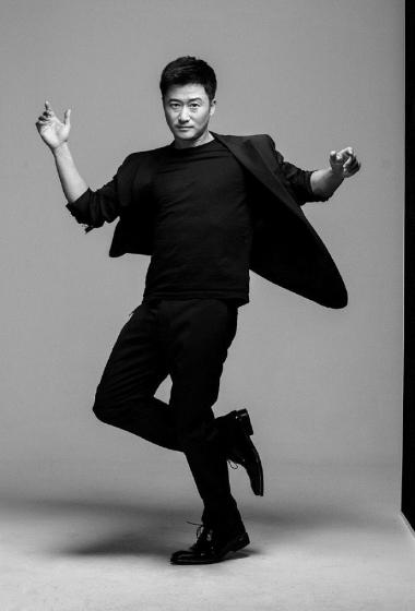 吴京时尚黑白杂志写真38