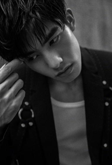 宋威龙硬朗帅气黑白时尚大片68