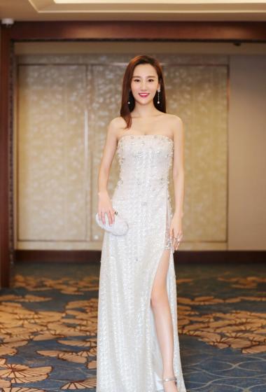 高洋优雅抹胸长裙活动照图片88