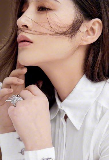 气质女星李心艾唯美杂志写真图片45