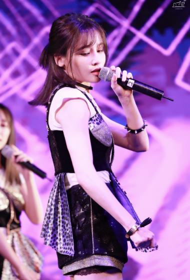 简介:曾艳芬参加黄婷婷生日会图片,分享一组曾艳芬图片给大家,图中的