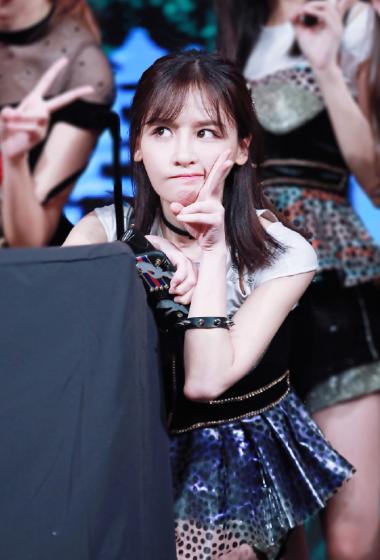 简介:曾艳芬参加黄婷婷生日会图片,分享一组曾艳芬图片给大家,图中的