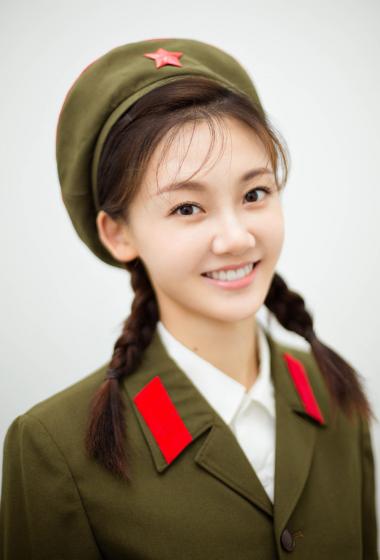 苗苗文工团军装装扮唯美迷人写真图片55