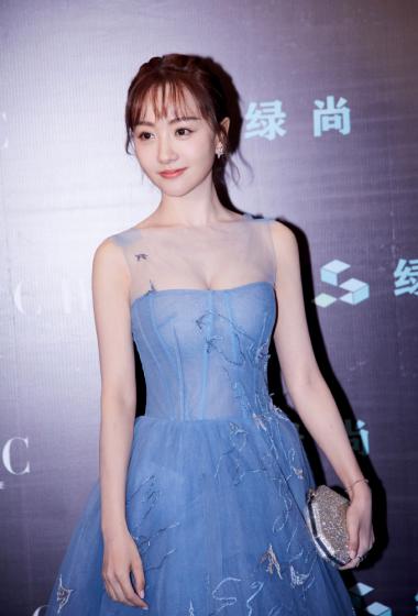 杨蓉透视刺绣纱裙小露酥胸性感写真图片44