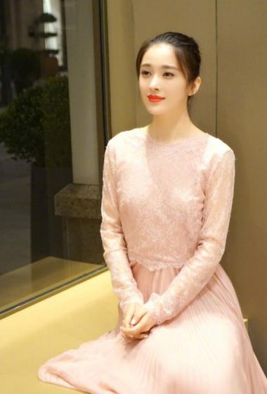简介:赵韩樱子美艳迷人街拍图片,分享一组赵韩樱子图片给大家,图中的