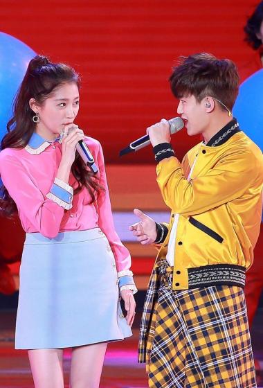 任嘉伦关晓彤甜蜜对唱晚会图片19