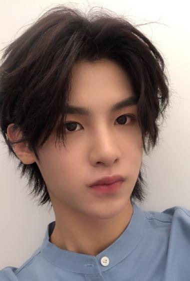 黄明昊温柔帅气自拍图片19