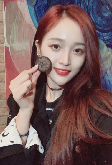 火箭少女101吴宣仪甜美自拍照图片12