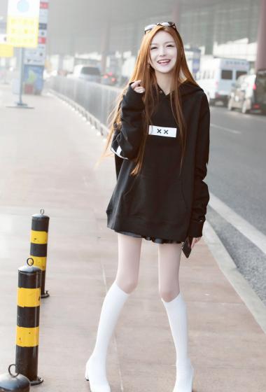 简介:叶子淇超萌猫咪自拍图片,分享一组叶子淇图片给大家,图中的明星