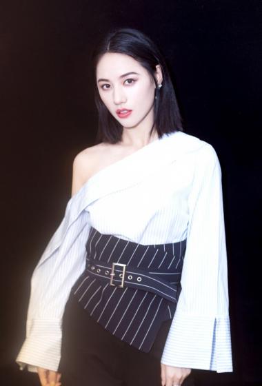 简介:董琦性感露肩诱人写真图片,分享一组董琦图片给大家,图中的明星