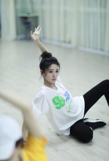 简介:陈瑶甜美舞蹈训练照图片,分享一组陈瑶图片给大家,图中的明星