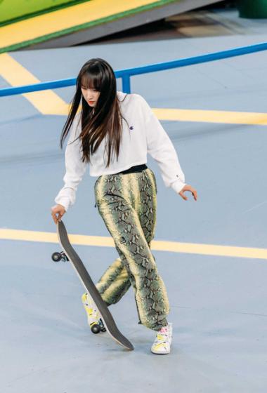 程潇白卫衣玩转滑板性感图片44