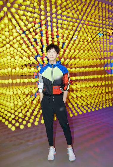 董子健品牌活动照帅气写真图片1011