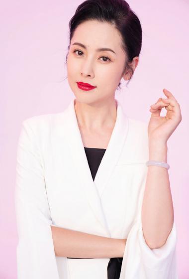 > 杨明娜温婉知性时尚写真图片(1/9)