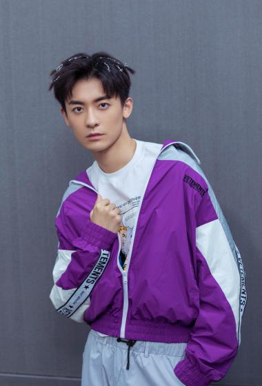 演员赵志伟街头风帅气写真图片78