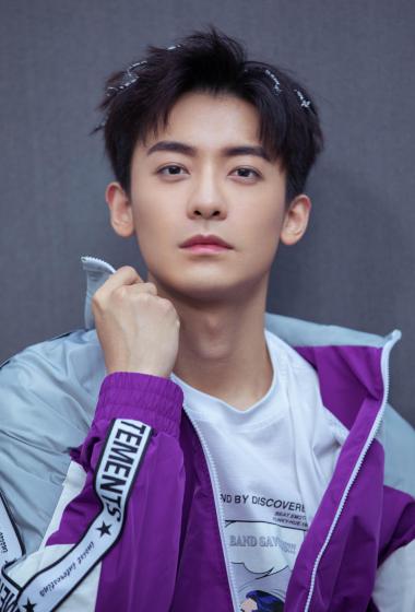 演员赵志伟街头风帅气写真图片58