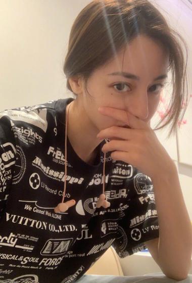 迪丽热巴素颜帅气自拍照图片12