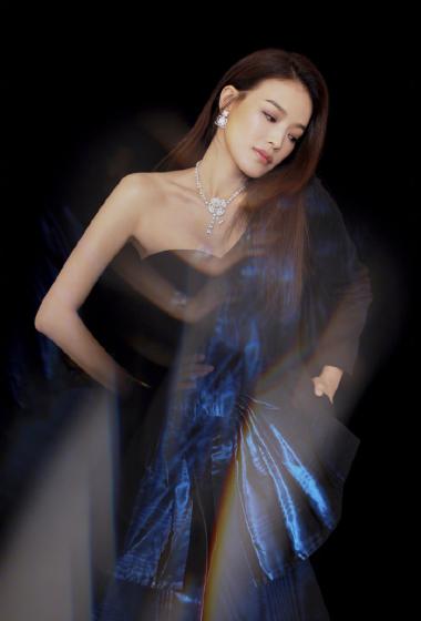 简介:舒淇抹胸性感时尚写真图片,分享一组舒淇图片给大家,图中的明星