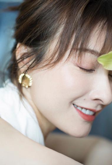 吴昕纯白甜美写真图片16