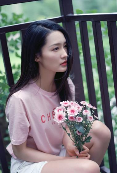 李沁捧花清纯甜美写真图片69