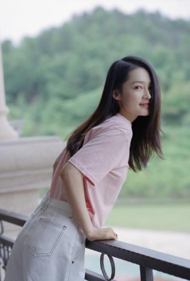 李沁捧花清纯甜美写真图片69