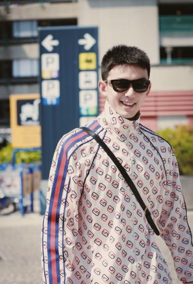 吴磊罗马机场寸头街拍照图片24