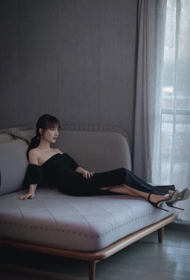 简介:吴昕优雅端庄写真图片,分享一组吴昕图片给大家,图中的明星图片