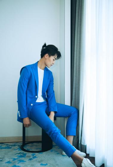 赵志伟蓝色西装活动写真图片36