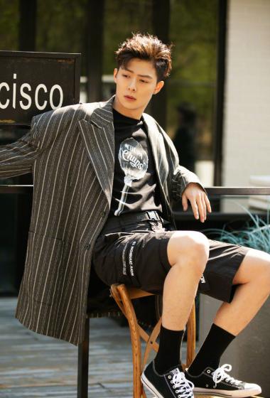 张铭恩条纹西装帅气写真图片66