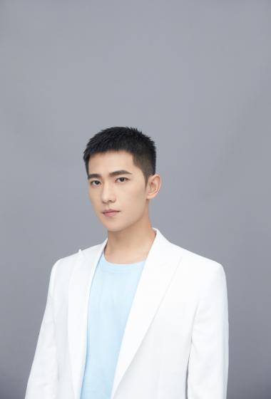 杨洋清爽短发帅气写真图片34
