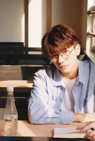 张帆蓝色条纹衬衣帅气图片99