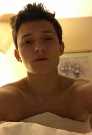 汤姆赫兰德搞怪床上自拍照图片56