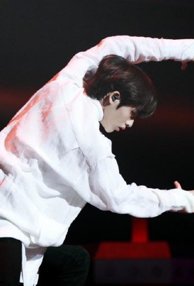 简介:白衣少年董思成清爽帅气图片,分享一组董思成图片给大家,图中的