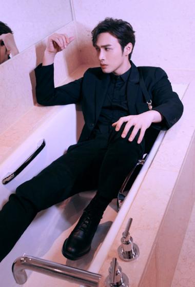 张彬彬黑色西装魅力写真图片36