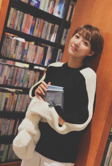 明星图片 大陆 女 李欣燃 > 李欣燃校园风清甜写真